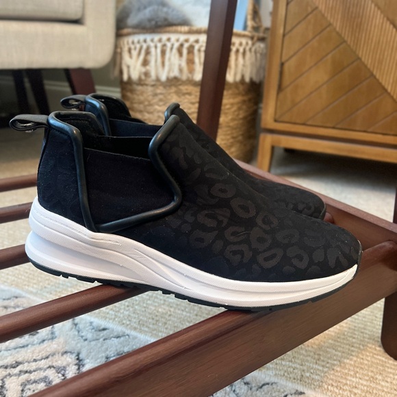 Taryn Rose Black Zonnie Low-top sneakers. - Picture 1 of 6